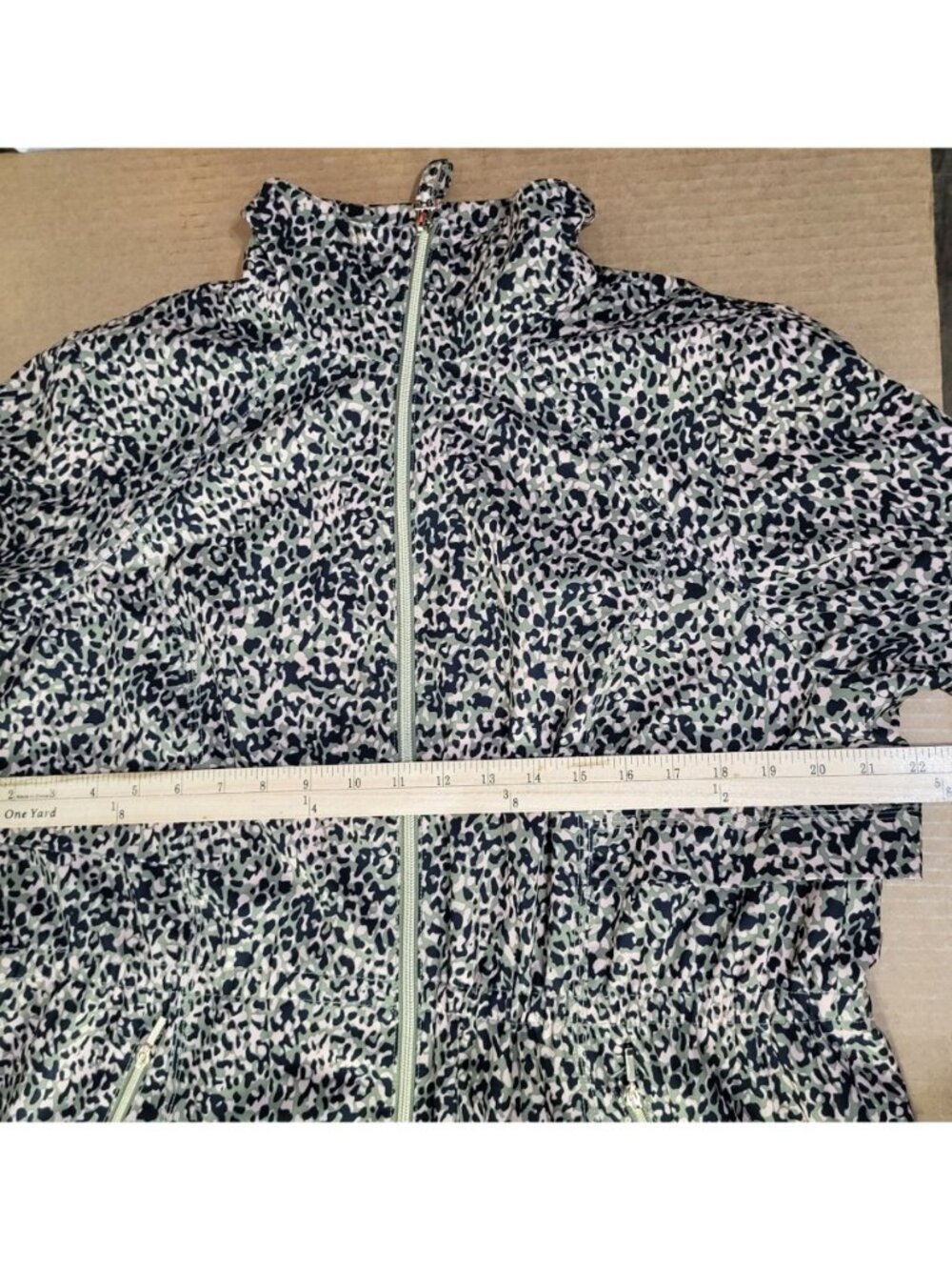 Chico's Zenergy Women's SZ 2/LG Cheetah Animal Print Anorak Jacket Green Pink - Picture 5 of 9